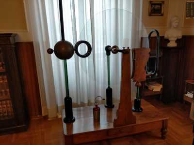 Saliamo ora al piano superiore per entrare negli uffici della segreteria e presidenza dove a ricordare la natura tecnologica dell�istituto � posizionata una �Macchina di Winter�, che genera energia elettrica tramite un disco di vetro rotante e due spazzole